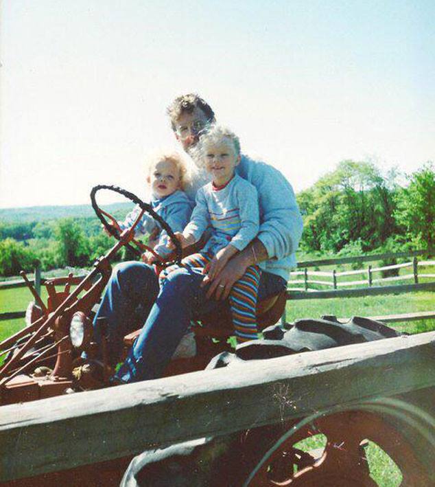 It S A Love Story The History Of Taylor Swift S Fiercely Tight Bond With Her Mom And Dad E Online Ap